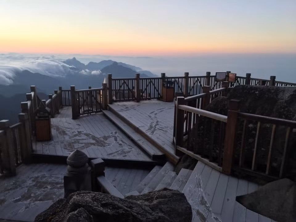 Theo dự báo của Đài Khí tượng, Thủy văn Lào Cai, đêm nay (5/12), do ảnh hưởng của không khí lạnh tăng cường, nhiệt độ ở đỉnh Fansipan tiếp tục giảm thấp. Theo đó, sương muối khả năng xuất hiện dày đặc hơn và lan tỏa xuống các vùng thấp lân cận trong khu vực, bao gồm cả thị trấn Sa Pa.