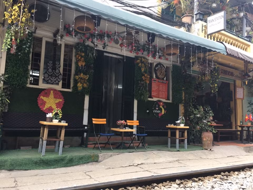 Theo ghi nhận của PV vào ngày 29/12, tại quán cà phê đường tàu sau khi bị cấm có ít người qua lại tại đây đa số là người dân sinh sống tại khu vực này, nhiều cửa hàng nước khách vắng tanh.