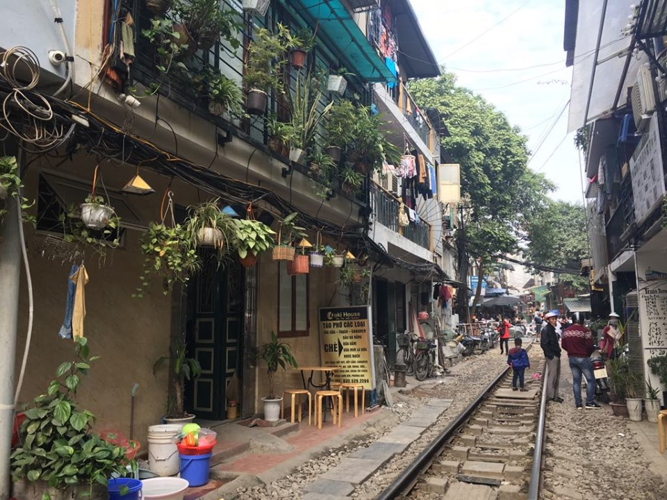 Dù quán cà phê vẫn mở bán nhưng vắng bóng khách.