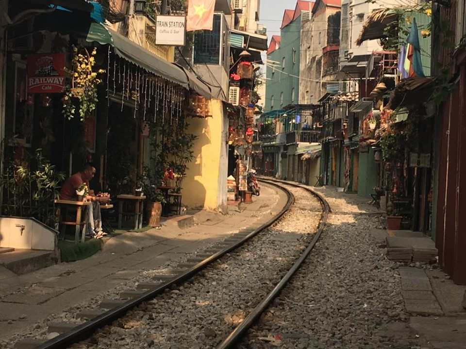 Ngoài ra, khi đi qua tụ điểm cà phê, tàu thường phải chạy chậm hơn 30 km/h và lái tàu phải chờ du khách nhường đường, gây chậm tàu, nhiều đoàn tàu thay đổi giờ chạy nên có thể đi qua bất ngờ và không đảm bảo an toàn cho du khách đi lại khu vực trên.