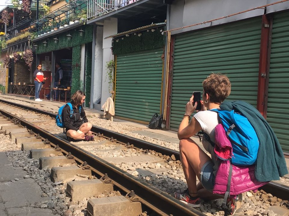 Du khách thích thú check-in tại đường tàu.