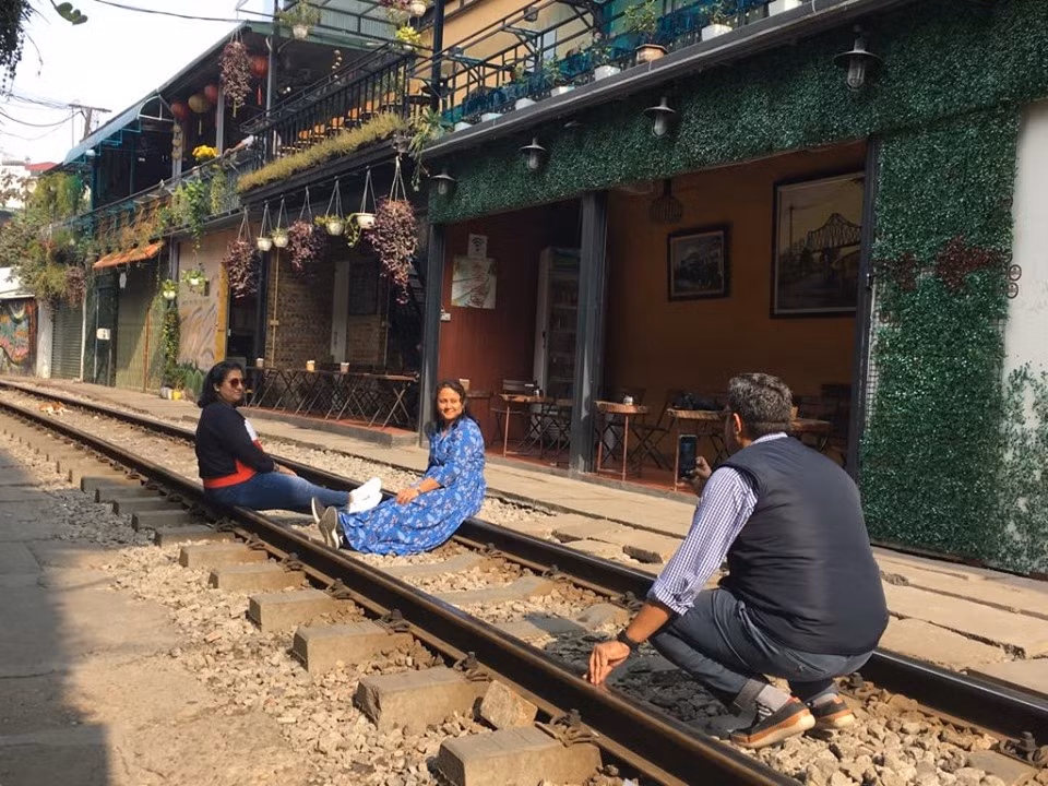 Trước đó, Bộ Giao thông Vận tải đã có văn bản đề nghị UBND thành phố Hà Nội giải tán tụ điểm nổi tiếng này vì tiềm ẩn nguy cơ tại nạn rất cao, đồng thời xử lý nghiêm các vi phạm an toàn giao thông đường sắt trên địa bàn.