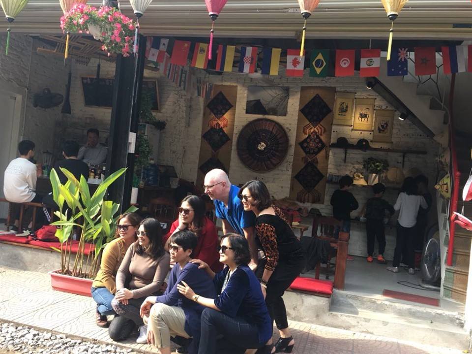 Do số lượng cửa hàng nước giảm nên nhiều du khách được tập trung lại các quán đang kinh doanh.