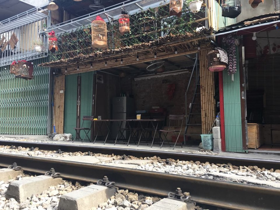 Theo chị Hà (chủ cửa hàng nước tại khu vực phố Phùng Hưng) cho biết, từ khi chính quyền địa phương rào chắn ngăn chặn du khách ra vào khu vực đường tàu Phùng Hưng, các hộ gia đình sinh sống tại khu vực bị kiểm soát việc đi lại hàng ngày và đời sống nhiều hộ gặp khó khăn.