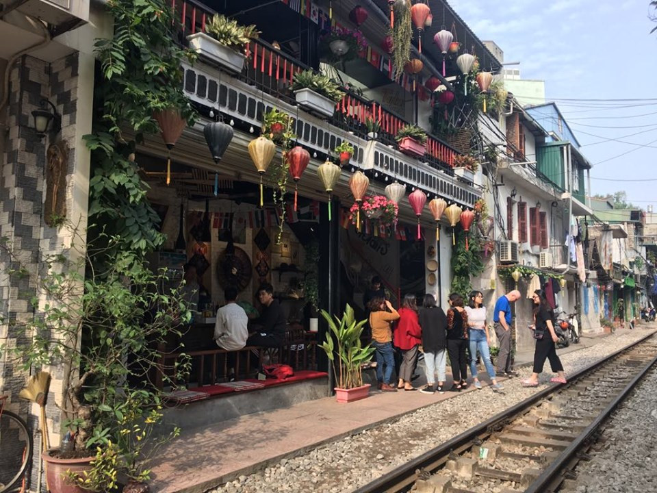 Trao đổi về vấn đề liên quan đến sự việc trên, ông Đoàn Duy Hoạch - Phó tổng giám đốc Tổng công ty Đường sắt Việt Nam cho rằng, việc du khách đi lại xung quanh đường tàu gây mất an toàn khi có tàu chạy qua và gây cản trở đến việc duy tu bảo trì đường sắt.