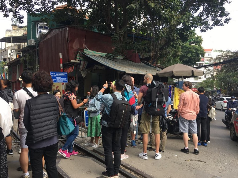 Nhiều du khách tìm đến địa điểm này để check-in, nhưng do bị ngăn lại nên buộc phải đứng bên ngoài.