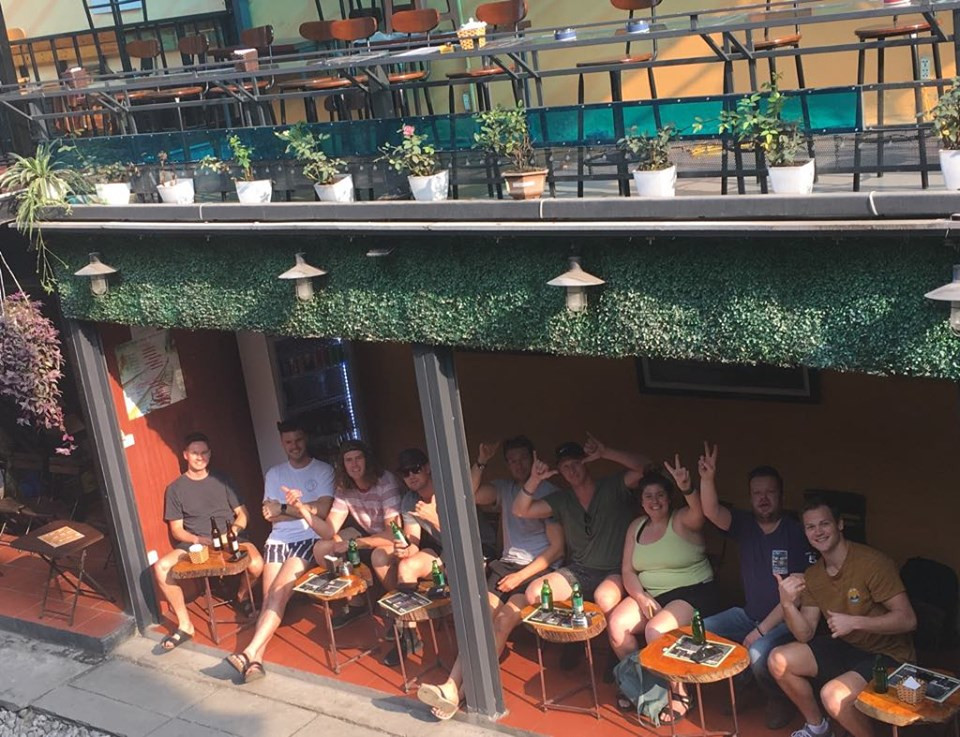 Nhiều du khách thích thú khi được vào trong quán nước tại khu vực này.