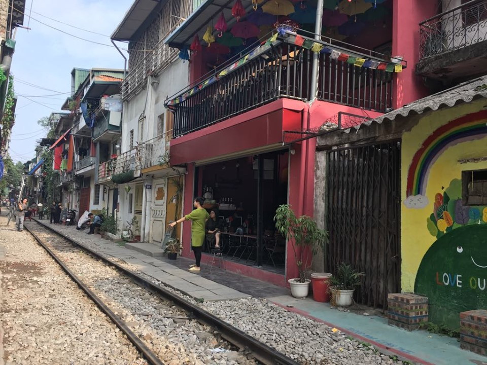 Còn các quán cà phê,... dạo gần đây vẫn mở bình thường, tuy nhiên lượng khách đến uống nước tại đây giảm rất nhiều, thậm chí nhiều quán còn không có khách nên nhiều quán cà phê đã tạm thời đóng cửa.