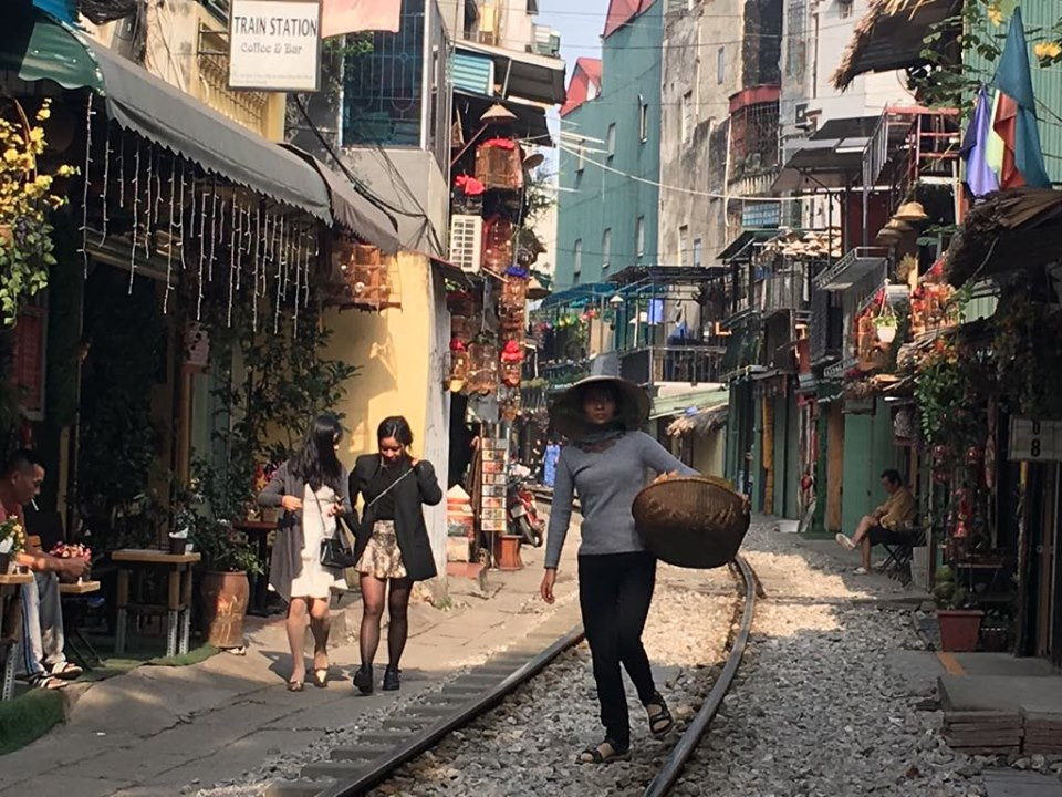 Phố đường tàu nhộn nhịp đông đúc ngày nào nay vắng vẻ. 