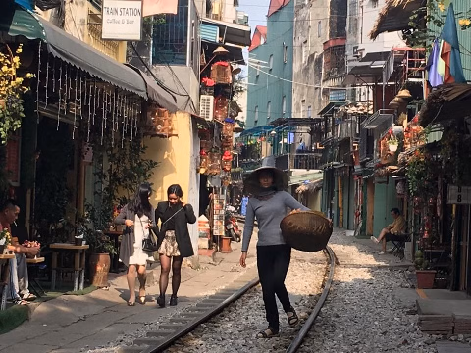 Phố đường tàu nhộn nhịp đông đúc ngày nào nay vắng vẻ. 