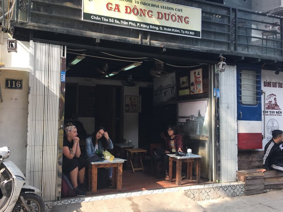 Nhóm du khách may mắn được vào thưởng thức trong quán nước.