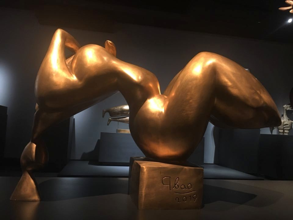 Nhà điêu khắc Tạ Quang Bạo (SN 1941) từng trải qua chiến tranh. Ông đã từng là người lính chiến đấu, với trải nghiệm chiến trường cộng với tình yêu quê hương đất nước, dành phần lớn đời mình để cống hiến những công trình nghệ thuật lớn lao cho đất nước – những tượng đài chiến thắng, tượng đài tôn vinh anh hùng liệt sĩ, tượng đài ca ngợi sức chiến đấu của con người Việt Nam.