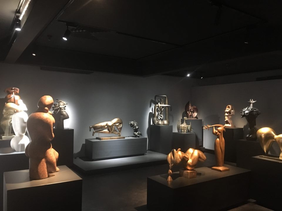 Tham dự và trù trì họp báo có nhà điêu khắc Tạ Quang Bạo, bà Luneta Phan - Giám đốc nghệ thuật của Lunet Art,...