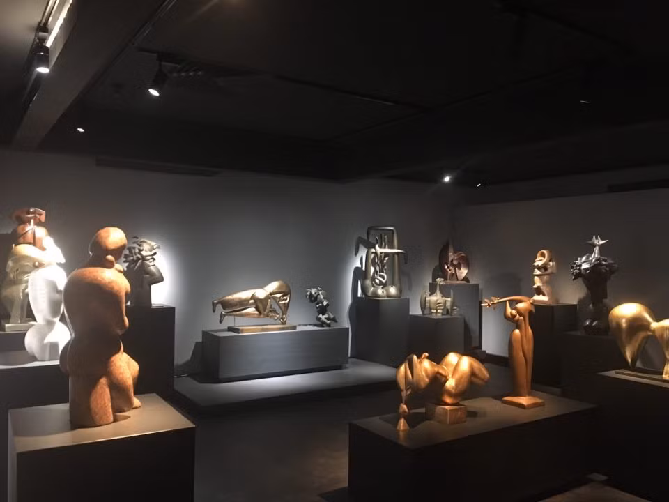 Tham dự và trù trì họp báo có nhà điêu khắc Tạ Quang Bạo, bà Luneta Phan - Giám đốc nghệ thuật của Lunet Art,...