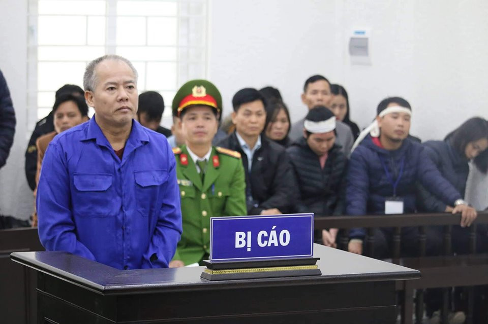 Sau khi đâm, chém tất cả các thành viên trong nhà ông Hải, Đông đi về nhà tự tử nhưng không chết. Đông cầm dao quay ra ngoài ngõ, thấy ông Hải, chị Bắc, bà Việt đang nằm chờ xe cấp cứu. Đông tiếp tục đâm, chém vào người ông Hải, bà Việt và chị Bắc. Chém xong, Đông quay về nhà và bị Công an huyện Đan Phương bắt giữ. (Ảnh: Doisongplus)