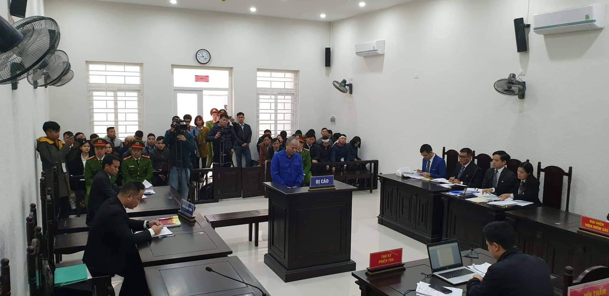 Khoảng 7h30 sáng 1/9, Đông mang theo một con dao dài khoảng 40cm, bản dao rộng 6cm, đầu nhọn, chuôi gỗ, đi sang nhà ông Hải và đã tấn công, dùng dao đâm chém bất cứ người nào khi gặp gồm: Bà Doãn Thị Việt, ông Nguyễn Văn Hải, chị Nguyễn Thị Bắc (là con gái ông Hải) chị Đỗ Thị Hồng Nhung (là con dâu ông Hải) và cả cháu Nguyễn Đỗ Huyền My (SN 2018, là con chị Nhung) khiến tất cả những người này gục tại chỗ. Duy nhất anh Nguyễn Văn Hiệp là bỏ chạy được. (Ảnh: Doisongplus)