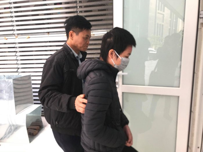 Chị Đỗ Thị Hồng Nhung nạn nhân may mắn thoát chết trong vụ thảm sát ở Đan Phượng đến tham gia phiên xét xử. (Ảnh: Saostar)