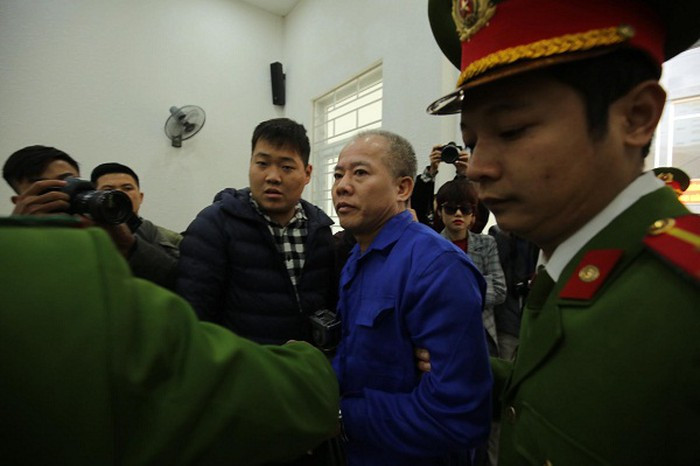 Theo đó, Khoảng 8h sáng cùng ngày (12/12), bị cáo Nguyễn Văn Đông đã được lực lượng chức năng đưa đến TAND TP Hà Nội để phục vụ phiên xét xử. (Ảnh: ANTĐ)