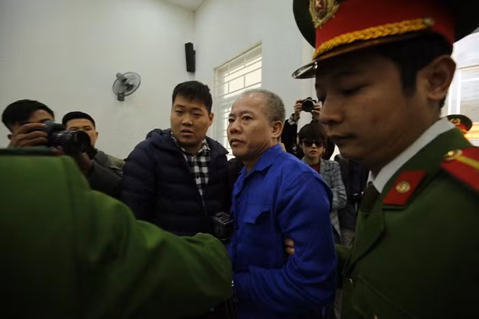 Theo đó, Khoảng 8h sáng cùng ngày (12/12), bị cáo Nguyễn Văn Đông đã được lực lượng chức năng đưa đến TAND TP Hà Nội để phục vụ phiên xét xử. (Ảnh: ANTĐ)