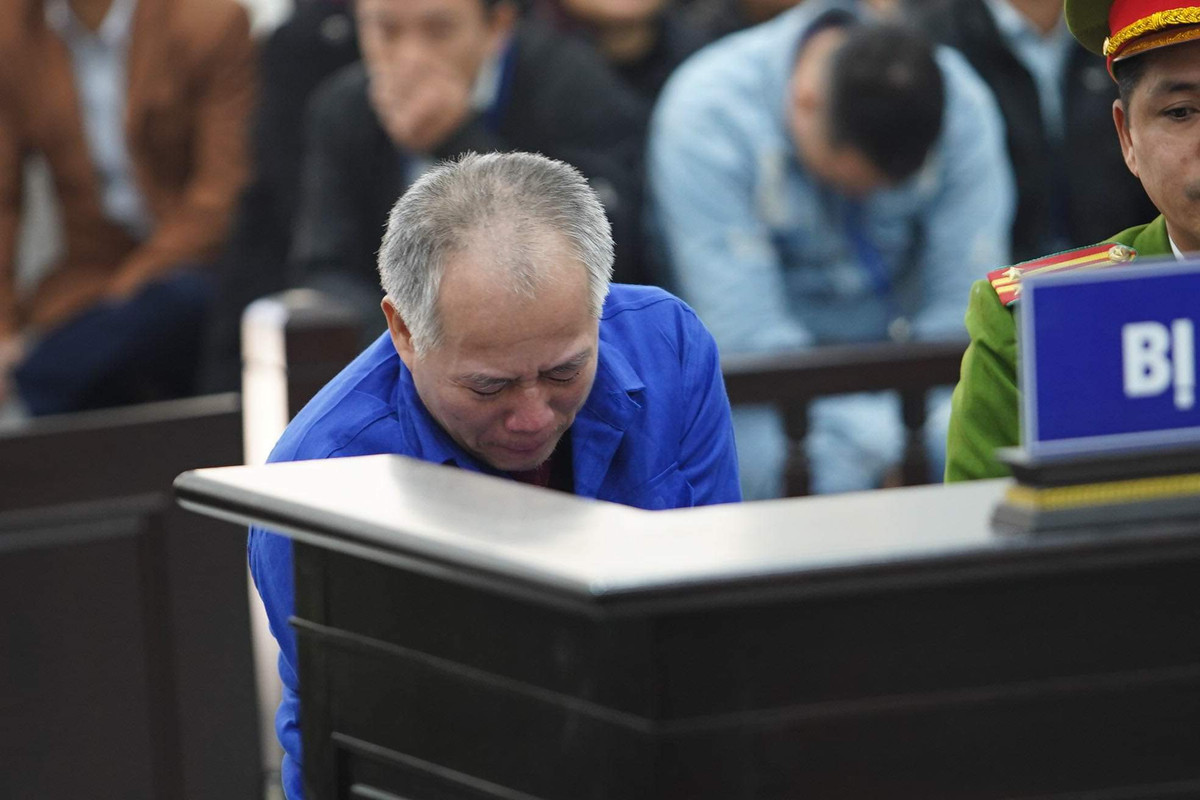 Năm 2016, ông Hải mua thêm phần đất của ông Nguyễn Văn Mến (anh ruột của Đông và ông Hải), mảnh đất này chạy dọc từ nhà ông Hải đến nhà Đông. Trong cuộc sống, Đông và ông Hải thường có nhiều mâu thuẫn liên quan đến tranh chấp quyền lợi đất nông nghiệp và 0,5m chiều ngang đất do ông Hải mua của ông Mến về phía cạnh nhà Đông. (Ảnh: ANTĐ)