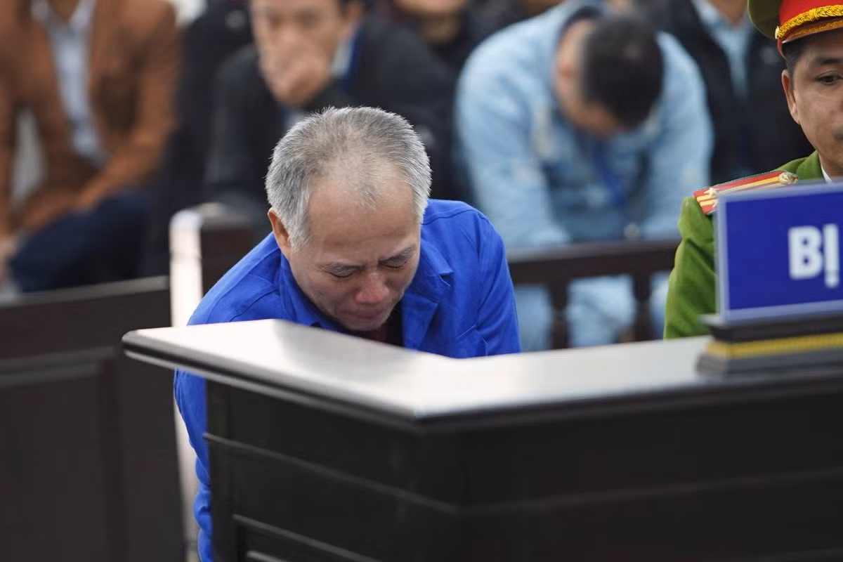 Năm 2016, ông Hải mua thêm phần đất của ông Nguyễn Văn Mến (anh ruột của Đông và ông Hải), mảnh đất này chạy dọc từ nhà ông Hải đến nhà Đông. Trong cuộc sống, Đông và ông Hải thường có nhiều mâu thuẫn liên quan đến tranh chấp quyền lợi đất nông nghiệp và 0,5m chiều ngang đất do ông Hải mua của ông Mến về phía cạnh nhà Đông. (Ảnh: ANTĐ)