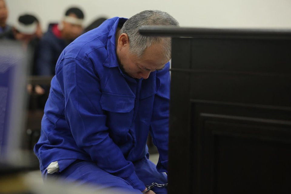 Tại đây, Anh Hiệp cũng hỏi Đông về việc có thắc mắc gì về ranh giới giữa hai nhà nữa không. Đông cho rằng việc này phải do bố, mẹ của anh Hiệp sang nói chuyện nên Đông đuổi anh Hiệp đi về. (Ảnh: Saostar)