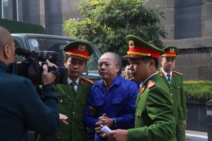 Tham sat ca nha em trai o Dan Phuong: Ke giet 4 nguoi sut sui khoc giua toa