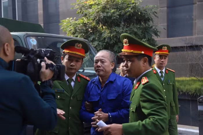 Tham sat ca nha em trai o Dan Phuong: Ke giet 4 nguoi sut sui khoc giua toa