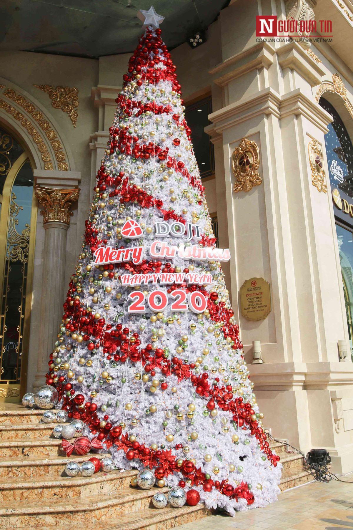 Cây thông lộng lẫy được trang trí trước cửa TTTM Tràng Tiền Plaza.