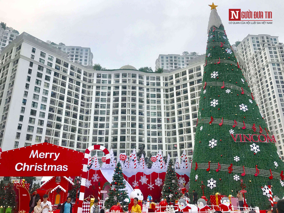 Ở trung tâm thương mại Vincom Royal City, cây thông cao hơn 10m được dựng cách đây nhiều ngày.