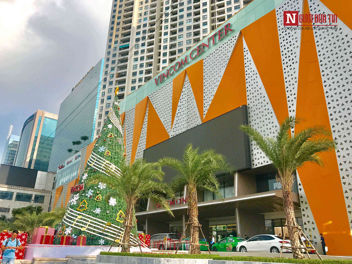Cây thông noel tại Vincom Trần Duy Hưng.