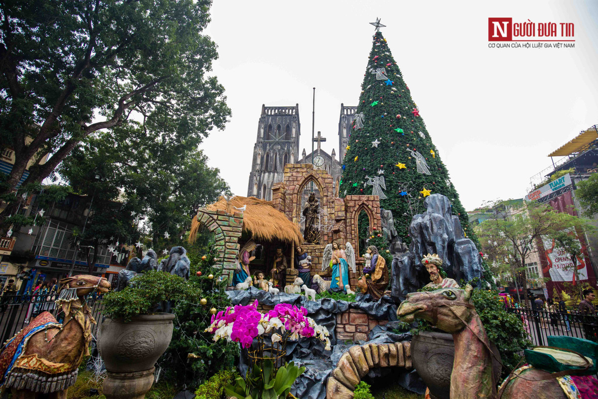 Phía trước Nhà thờ lớn được trang trí lộng lẫy với hang đá, tượng thiên thần, đây được xem là điểm vui chơi lý tưởng nhất mùa Giáng sinh.