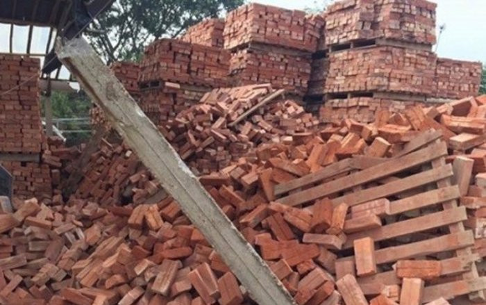 Dong gach cao 5 met do de vao nguoi, 4 nguoi thuong vong