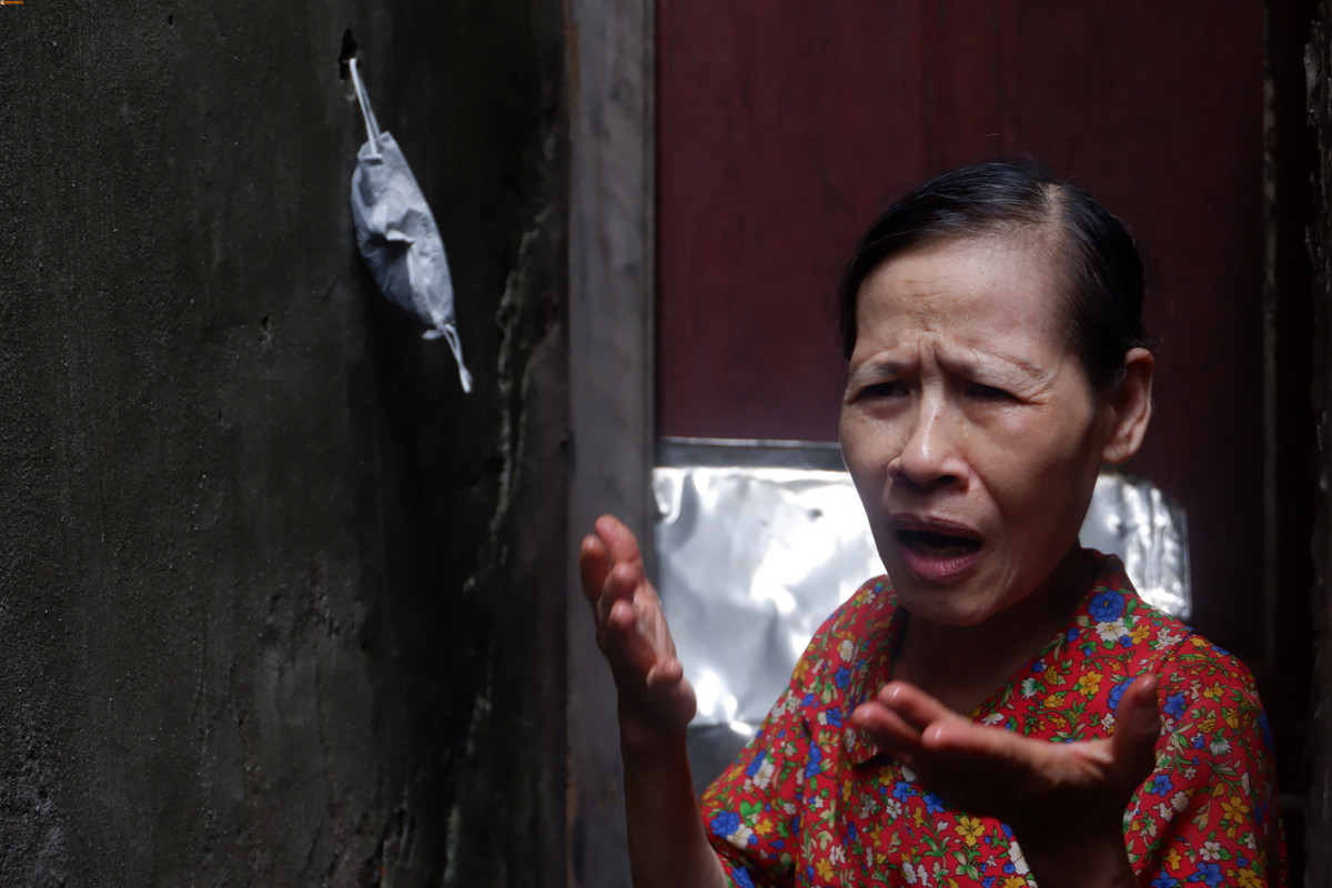 Bà Nguyễn Thị Thanh Bình (65 tuổi, trú tại phường Ngọc Hà) chia sẻ: "Tôi khổ lắm! Cứ mỗi khi trời mưa to, nước bẩn từ đoạn mương chết tràn vào nhà như một cái ao. Mỗi lần như vậy, tôi phải dọn mất mấy tiếng đồng hồ. Nhưng khi dọn xong vẫn có mùi kinh khủng lắm".