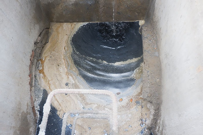 Nguyên nhân dừng thi công được công ty cổ phần Thành Luân đưa ra là do UBND quận Ba Đình và UBND phường Ngọc Hà buộc công ty này phải chấm dứt việc lắp đặt cống, thu dọn nguyên vật liệu do chưa được cấp có thẩm quyền cấp phép và chờ quyết định xử lý của cơ quan có thẩm quyền”, trong đơn thư nêu.