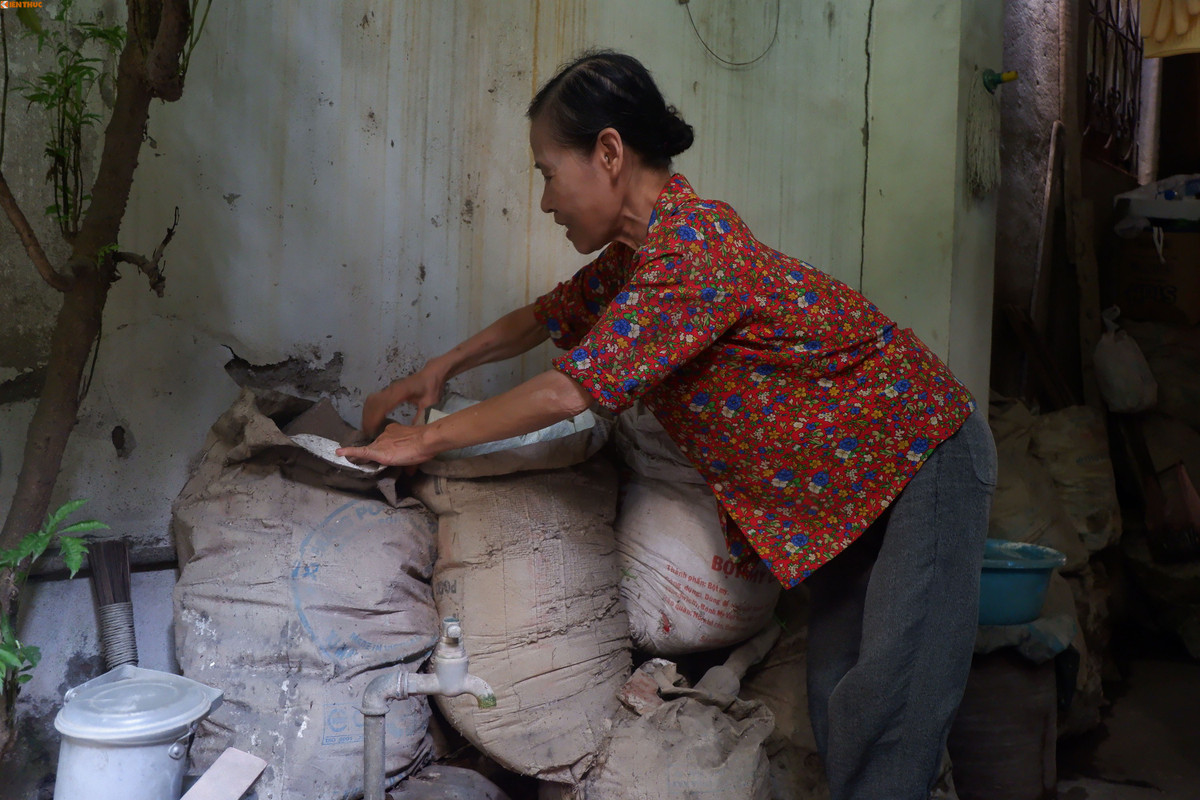 Để phòng chống ngập, người dân ở đây thường gom những bảo cát ngay tại sân nhà.