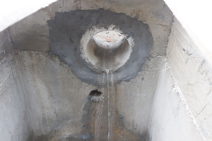 Nước thải được dẫn qua ống dẫn vào các hố ga.