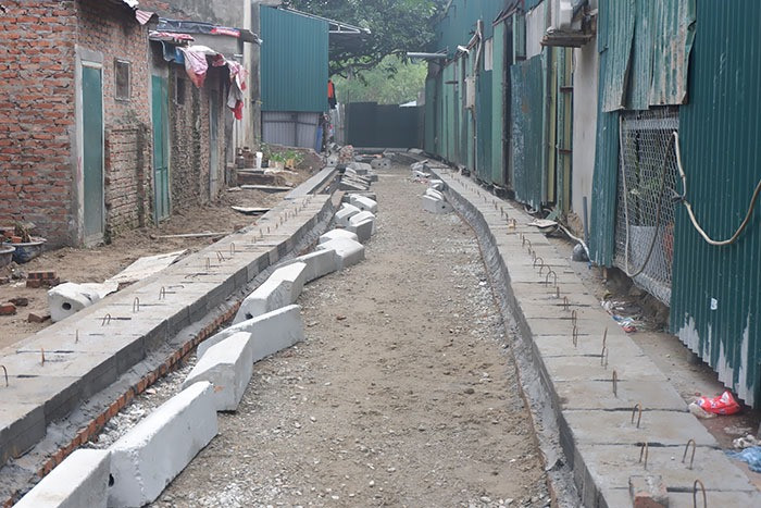 “Trước khi đang làm mương này thì đã có đơn thư thông báo lên phường Ngọc Hà và chúng tôi cũng mới lên gặp các đồng chí ở bên phường về cơ bản trong địa phương thì cũng được phường ủng hộ, còn áp lực đến từ trên quận Ba Đình người ta yêu cầu dừng thì chúng tôi cũng chấp hành thôi, hiện thông báo dừng này mới chỉ ở bên phường, chúng tôi đang có kế hoạch thông báo lên quận”, ông Hoàng nói.