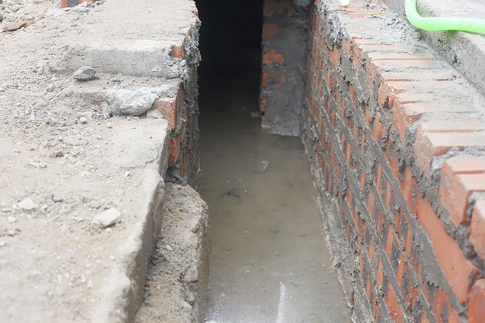 Một đoạn mương đang thi công dở.