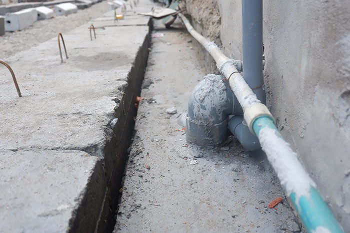 Theo ghi nhận của PV tại hiện trường nơi đang thi công đoạn mương này cho thấy, các ống dẫn nước thải của người dân đã được nối với đoạn mương.