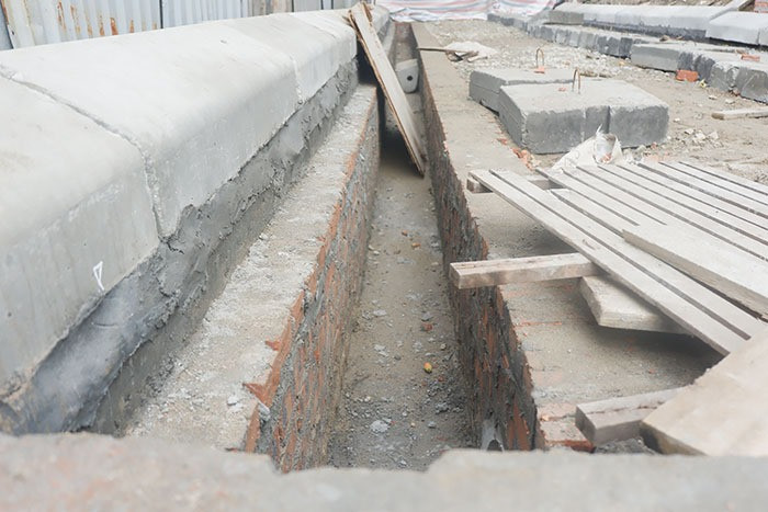 Hiện công trình xây dựng đoạn mương này đang phải dừng thi công.