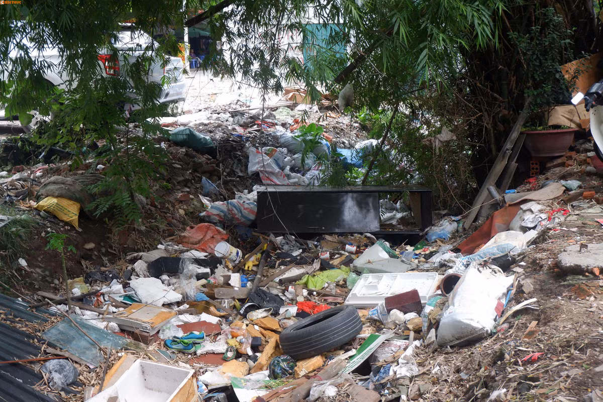 Con mương ngập rác này đã bị chặn hai đầu nên nước không thể thoát nước đi đâu được.