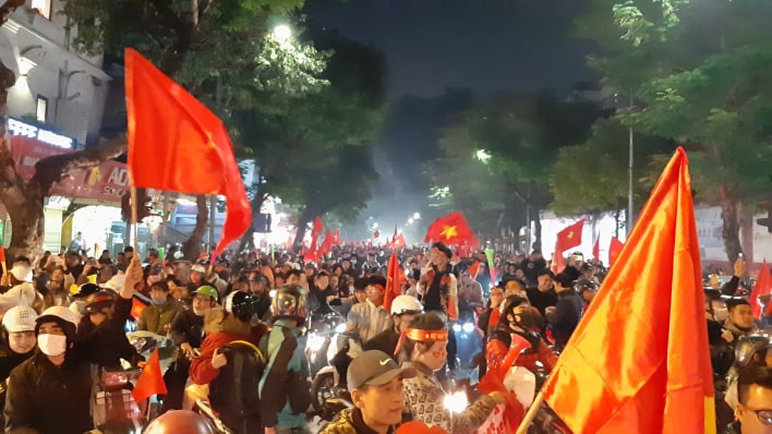 Người dân tập trung tại các trục chính đường ở thành phố ngày càng đông hơn. (Infonet)