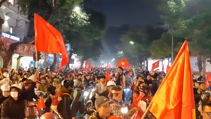 Người dân tập trung tại các trục chính đường ở thành phố ngày càng đông hơn. (Infonet)