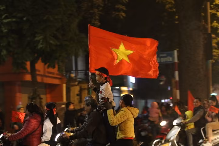 Cổ đông viên nhỉ đi cùng phụ huynh ra đường. (Infonet)