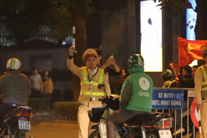 Do lượng người đổ ra đường nhiều khiến giao thông di chuyển khó khăn, lực lượng chức năng phải tích cực phân luồng giao thông.