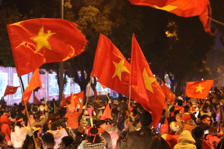 Mặc dù nhiệt độ ngoài trời xuống 13 độ nhưng hàng ngàn cổ động viên từ khu vực ngoại thành tiếp tục đổ về trung tâm thành phố khiến đường tắc nghén.