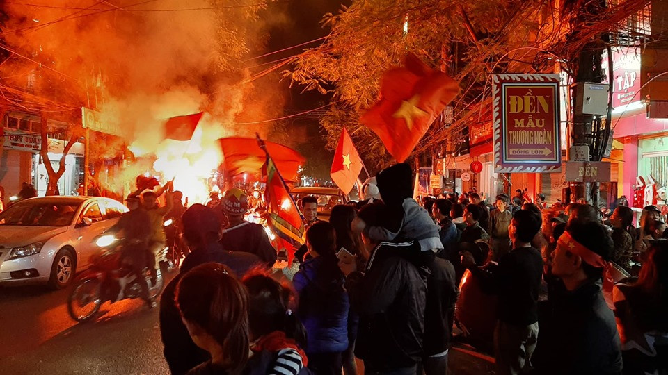 Người dân đốt pháo sáng ăn mừng.