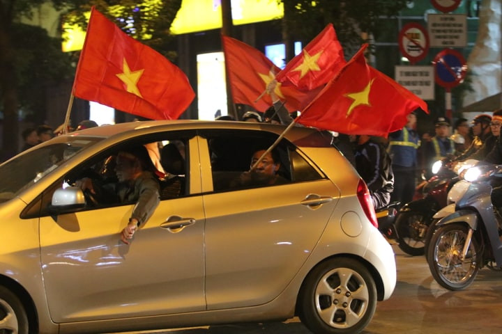 Nhiều người điều khiển ô tô diễu hành. (Infonet)