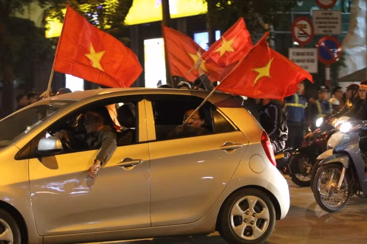 Nhiều người điều khiển ô tô diễu hành. (Infonet)